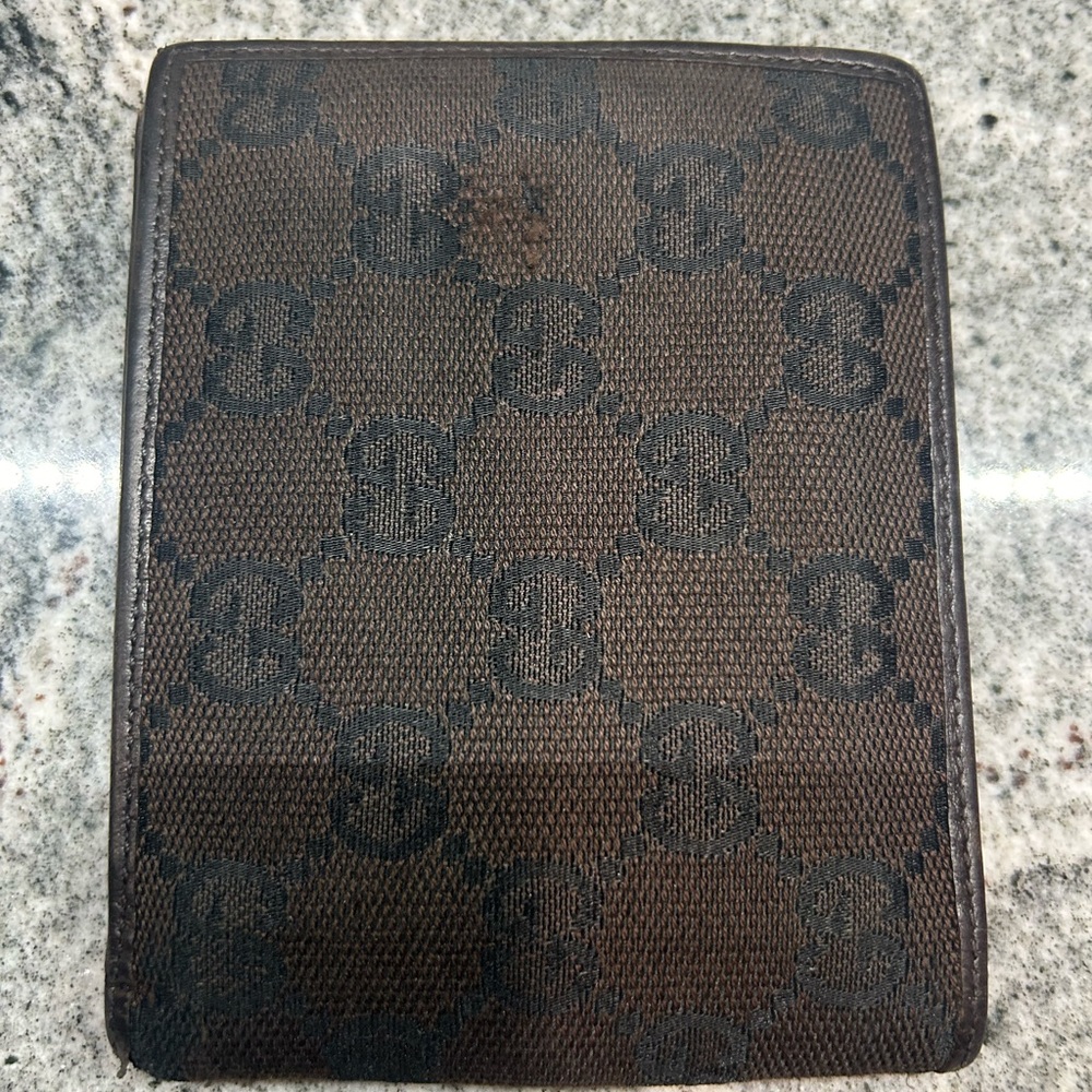 Gucci wallet, shown of wear but in good condition.